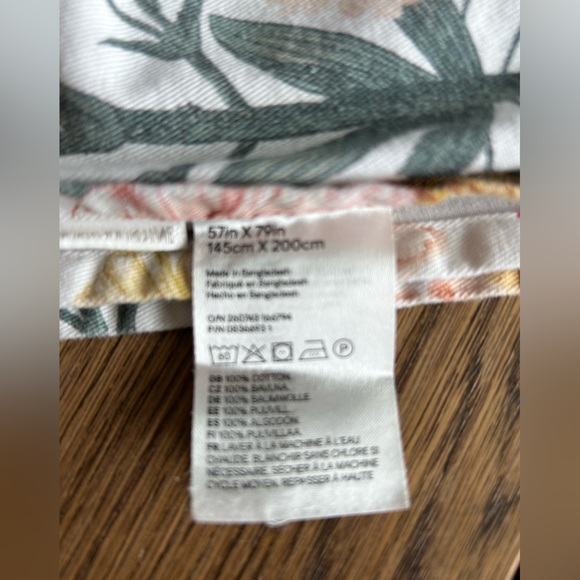 H&M Tablecloth, 145X200cm - Picture 3 of 3